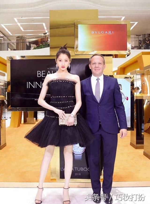 看了迪丽热巴的抹胸裙,再看关晓彤,女王和公主的差别一目了然