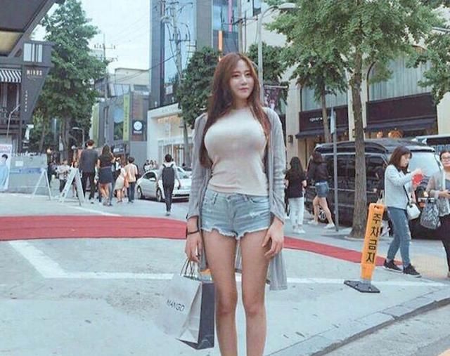 好穿百搭的牛仔裤，小姐姐穿上显得格外好看，十分夺目！