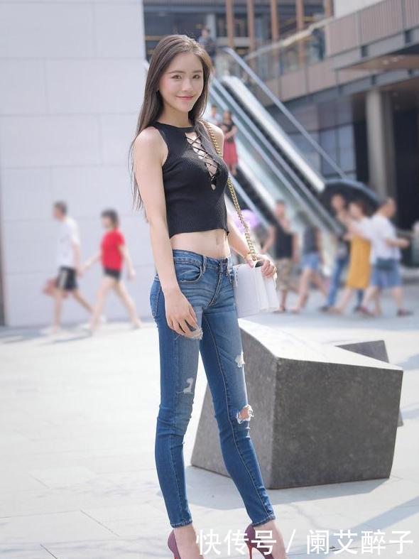  『美女』街拍：身材高挑的时尚美女，穿蓝色一字肩连衣裙，尽显淑女气质