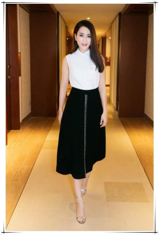 马苏够猛！短裤再往上提0.5cm就露了，网友：做完头发就是不一样