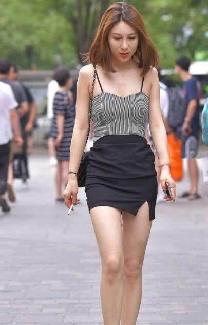 条纹吊带上衣搭配黑色包臀裙，小姐姐的好身材尽显，美腿诱人