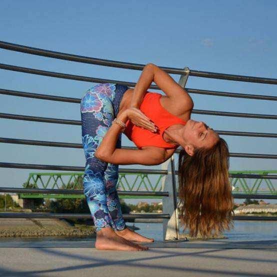 成为气质熟女就是这么简单，但是你得先学会这两个瑜伽小动作