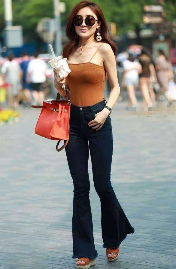 街拍: 紧身裤的小姐姐, 好身材清晰可见啊