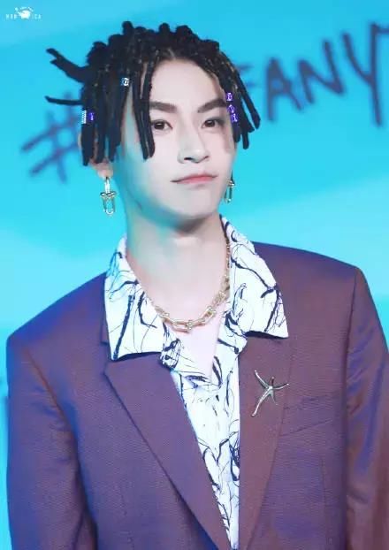 有人惊艳、有人油光满面，这两场时尚活动，精修未修对比明显！