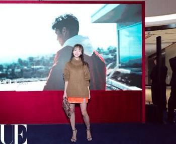 吴谨言大热天穿棕色高领厚毛衣，热得她刘海根根分明，面泛油光