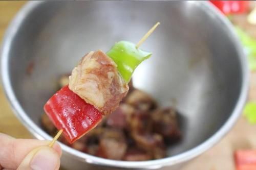  [烤箱]家庭版小烧烤，彩椒牙签羊肉，用烤箱就能轻松搞定