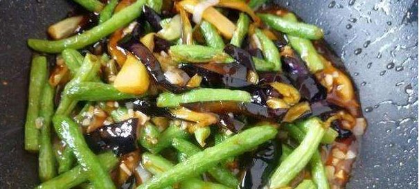 「其进行焯水」2个茄子,1把豆角这做法太香了,我家三天两头吃一次,出锅就抢光