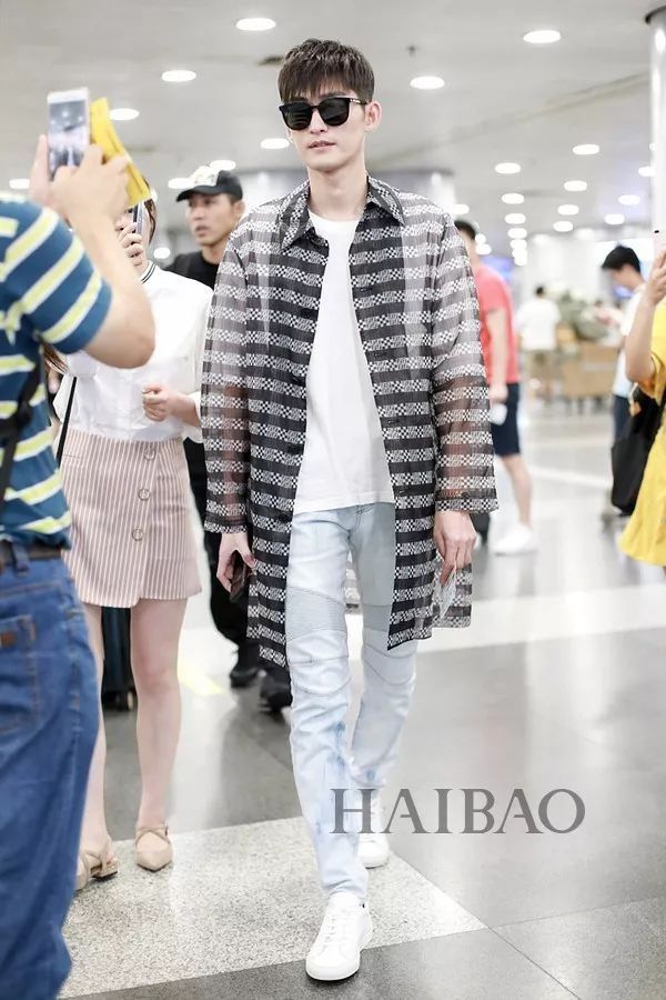 李小璐高调复出靠母女装扮嫩?刘雯一裤两穿太会搭…【海报街拍】