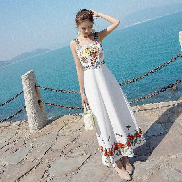 今年夏天姐姐买了好多小白裙，一件比一件漂亮