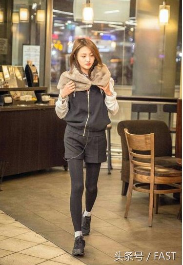 接地气只服郑爽!半截身都埋在土里了，网友:我奶奶都不会这么穿