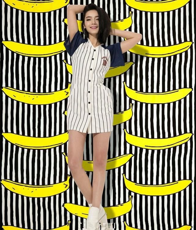 代斯穿蕾丝绣花裙透到印出三角区，跟没穿一样，网友：这就尴尬了