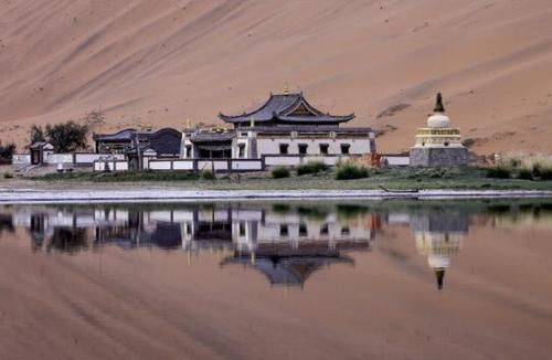 中国最“孤独”寺庙，屹立沙漠中200年，没网没电仅一人在坚守