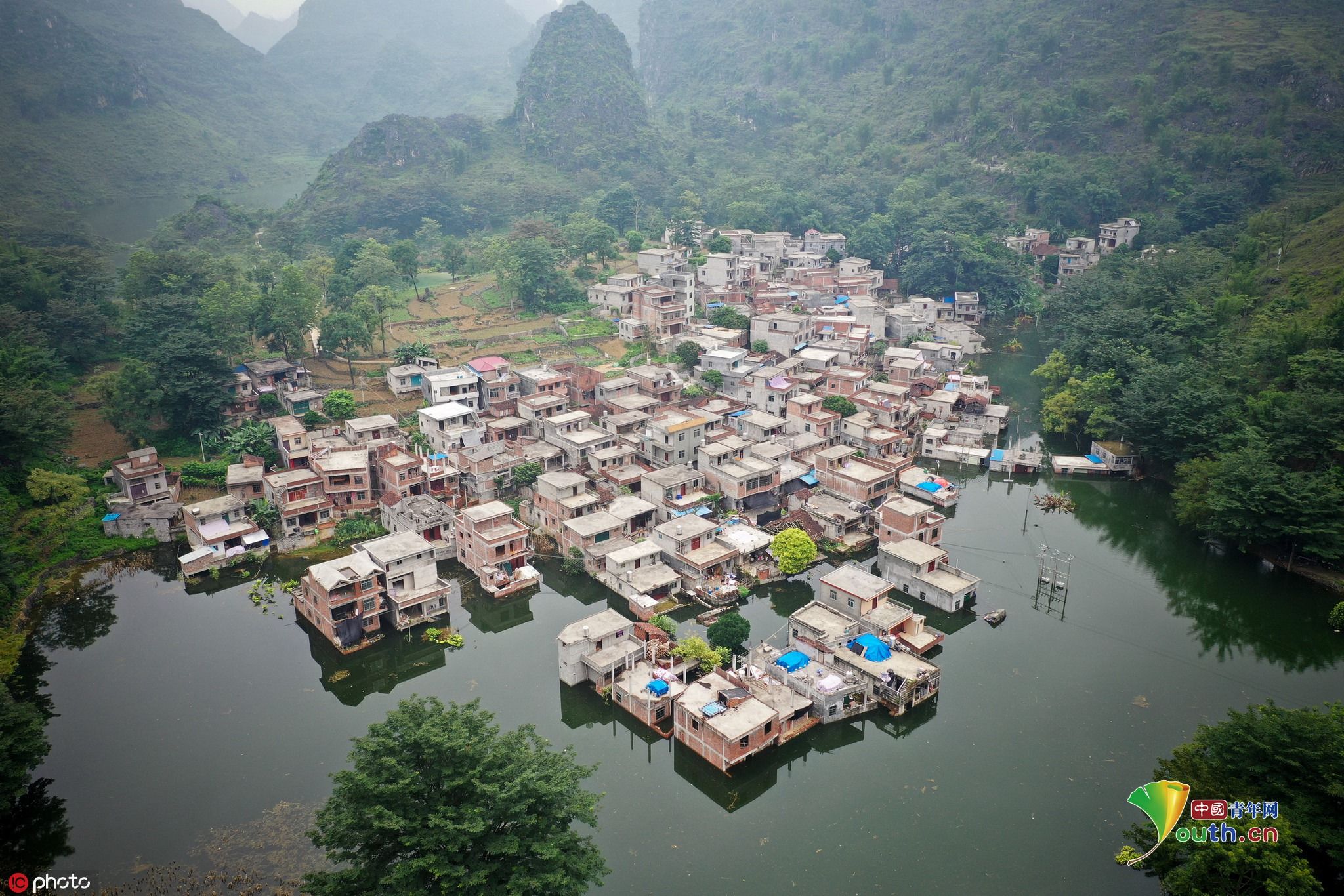 广西一山村遭地下水返涌成“威尼斯水村” 房屋成孤岛村民被困一