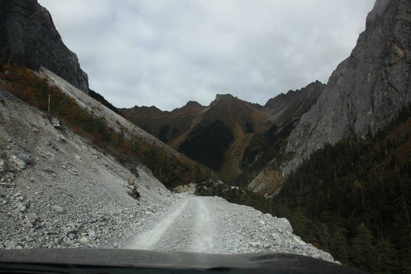 自驾霸道穿越丙察察闯西藏，悬崖边上走一遭，遭遇塌方，泥地陷车