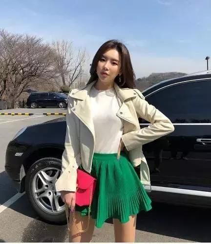 小姐姐穿了件绿色的百褶短裙，一颦一笑动人心魄