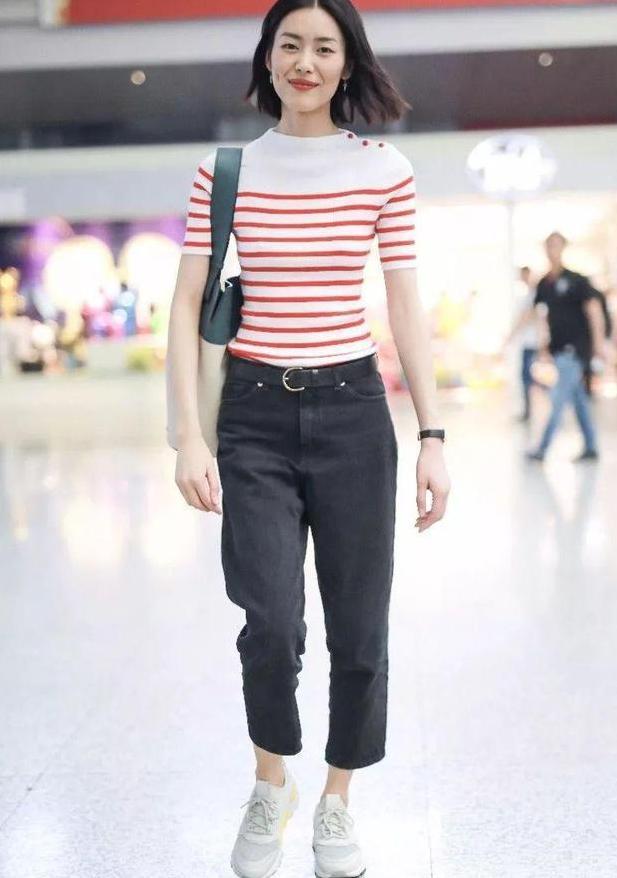 刘雯去T台走秀，奚梦瑶只能在机场走！一身打扮比T台穿的还大胆！