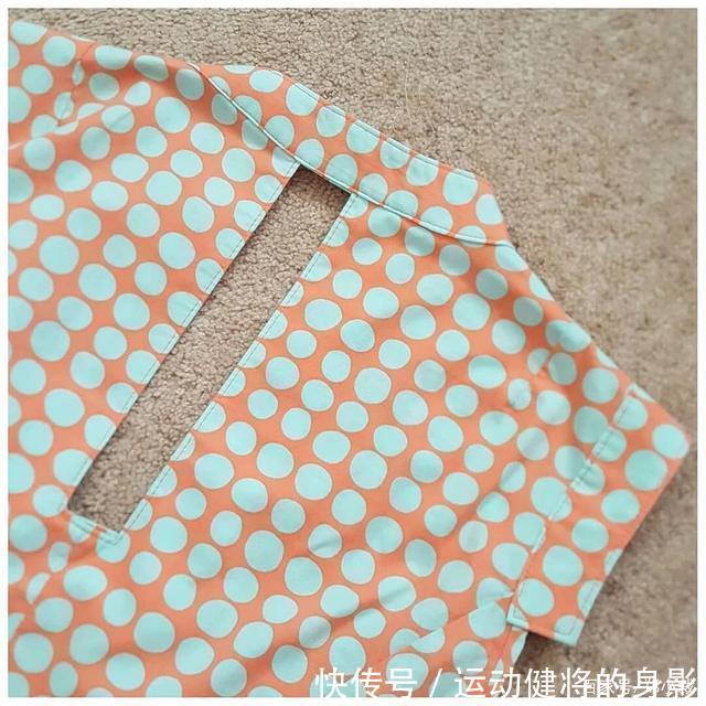  「时髦」她喜欢把普通衣服的款式，给它重新设计，不仅看起来更时髦且高级