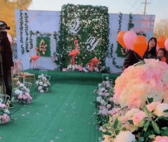 无痕|新娘穿“无痕暗纹婚纱”走红网络,新郎更是惹人羡慕