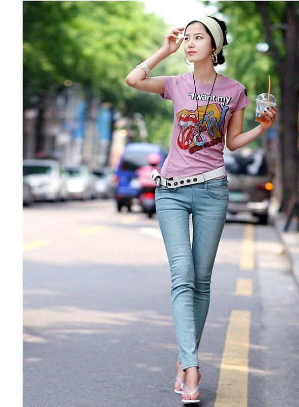 街拍:身穿紧身牛仔裤的小姐姐，萌气十足，真有曲线的美感