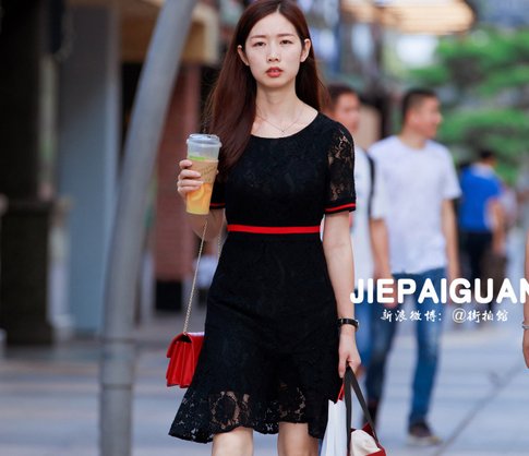街拍,“镂空短裙”美女搭配红色高跟鞋,简直性感到爆!