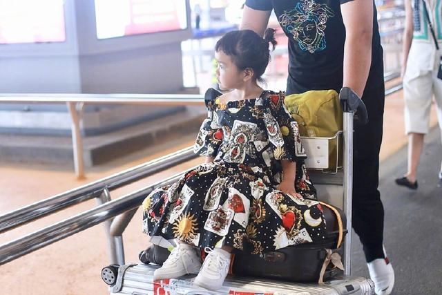 包贝尔女儿连衣裙价值5000块，撞衫迪丽热巴，真是赢在起跑线上！