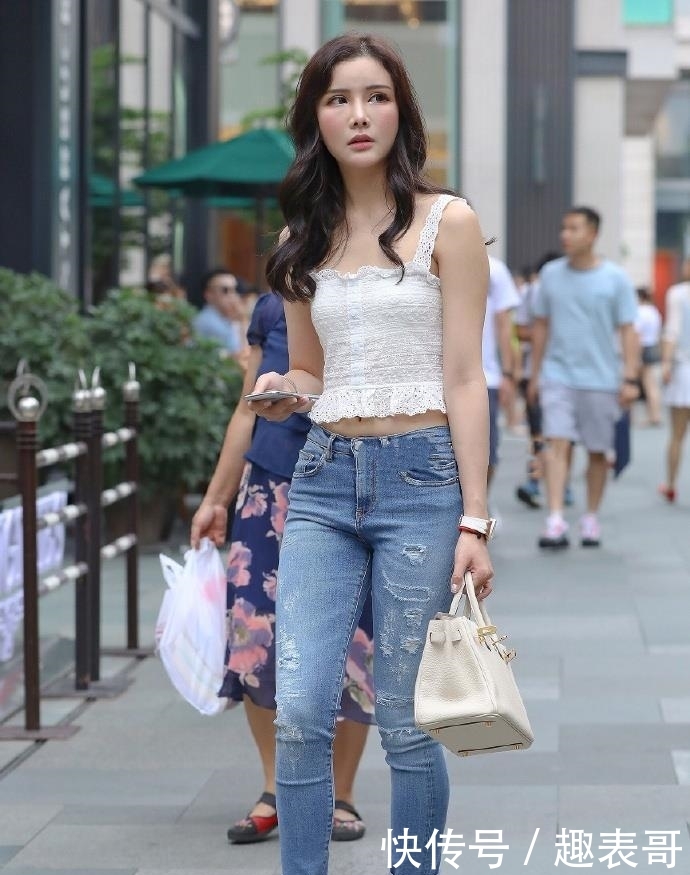  「带着」绿色的高跟鞋，走在人头攒动的街头，显得更加的有韵味