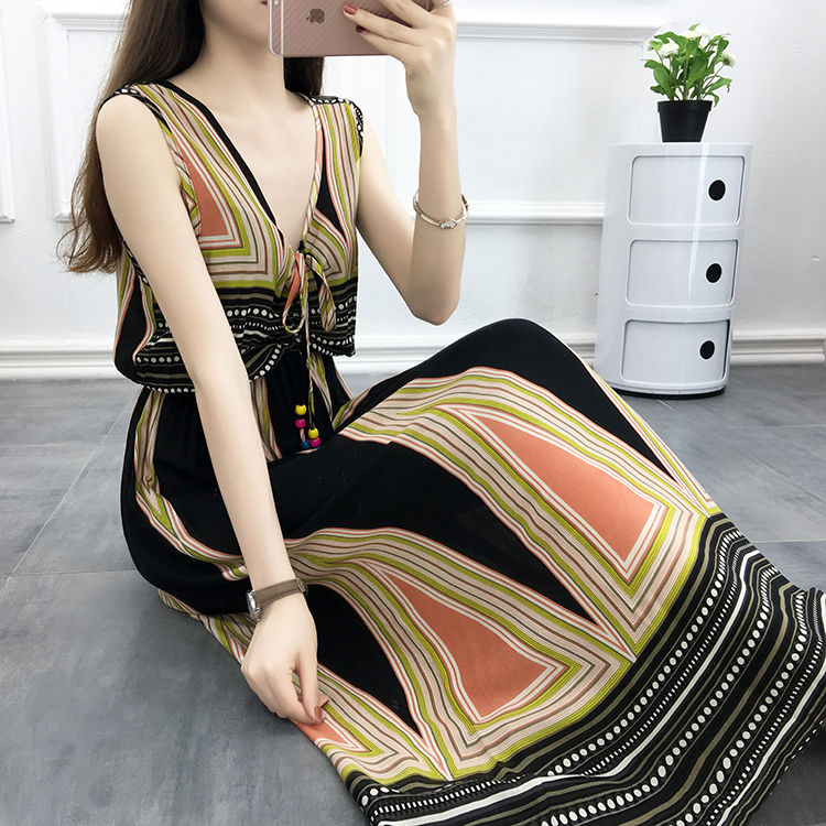 快看，海边小姐姐衣服好撩人，女人看了三回头，男人看了挪不开眼