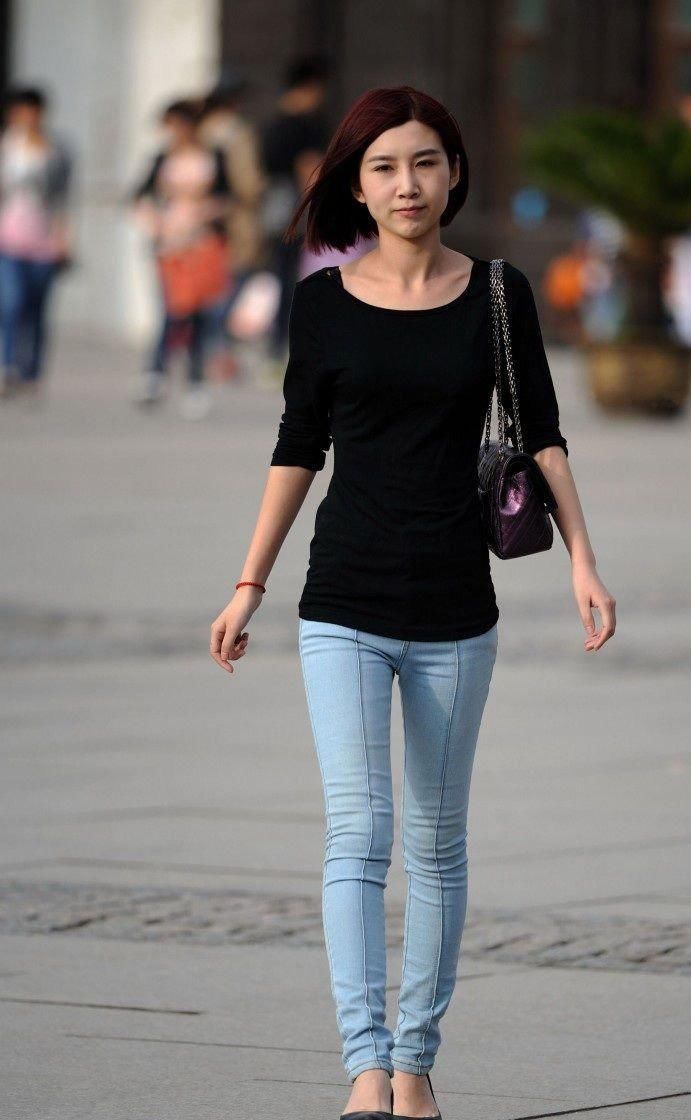 广场街拍:牛仔裤高挑身材美女,走路都带风