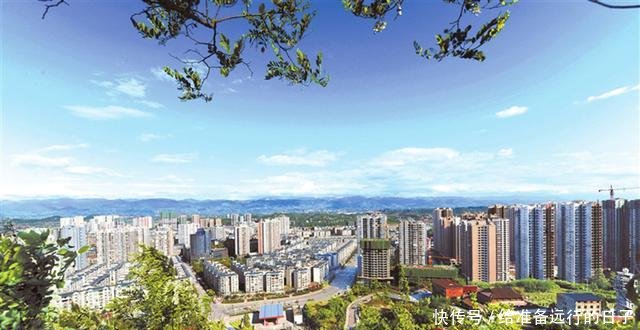 四川这个单字县人口众多, 有多个火车站, 特产黄花菜