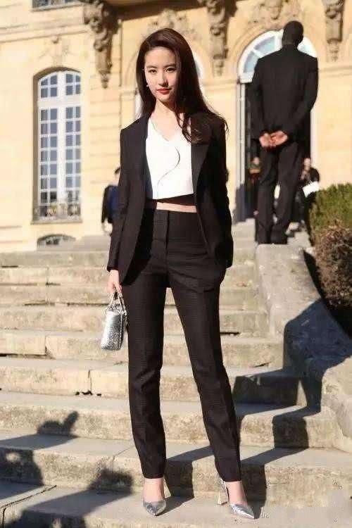 服了刘亦菲!穿这样的高开叉裙却不穿安全裤,网友:一饱眼福了