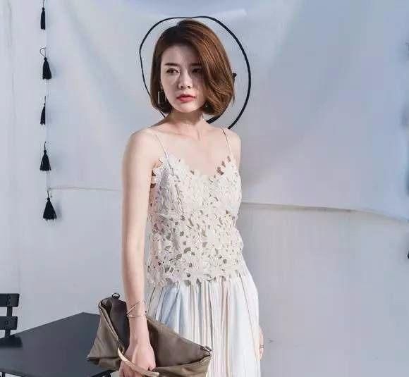 现在姑娘真是太敢穿了，出门只穿个吊带背心，大胆又好看，美爆了