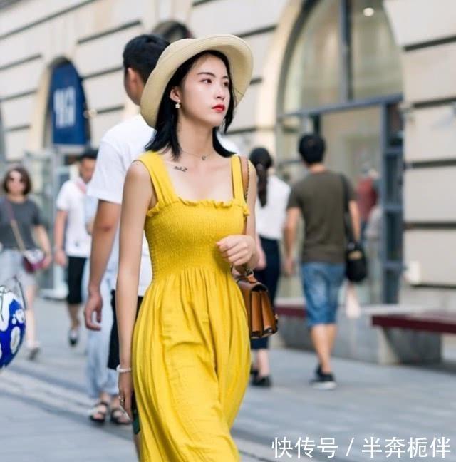 『气质』小姐姐一身白色短裙搭配同色圆帽,长发飘飘美丽动人