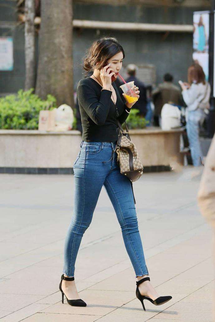 美丽的姑娘有自己的穿搭方法，穿短裙的姑娘挺美