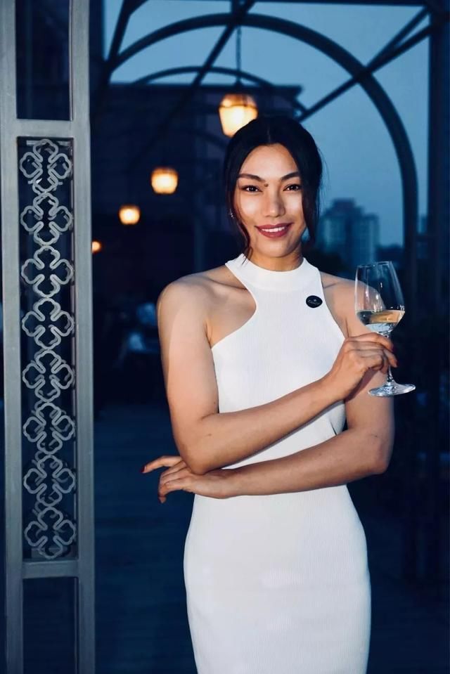 从油腻中年妇女到健身比基尼选手，这位小姐姐1年的逆袭太惊艳!