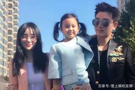 李小璐一家公园照被曝光，贾乃亮发文斥责，网友：你让舆论很为难