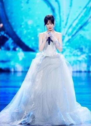 李菲儿真猛！高开叉裙中间线都快撑裂了，网友：这腿缝，呵呵了！