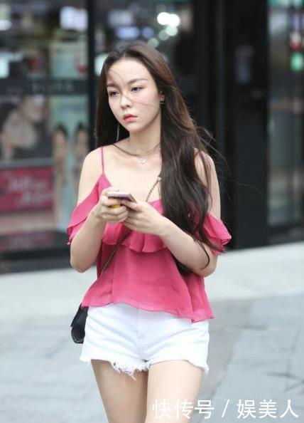 『 美女』夜色下的小姐姐显得格外撩人!,街拍:性感长腿美女