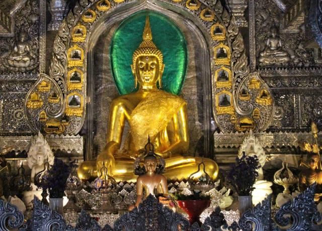泰国最耀眼的寺庙，纯银打造精美绝伦，游客慕名前来