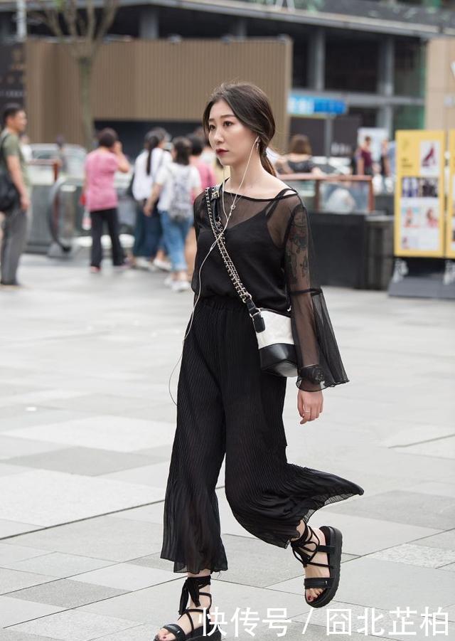  「白鞋」街拍：图八面容精美的小姐姐，过膝的黄色T恤搭配小白鞋时尚性感