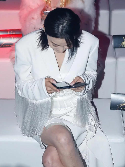 张馨予活动裙子短到尴尬,腿拧麻花防“走光”,网友:膝盖抢镜了