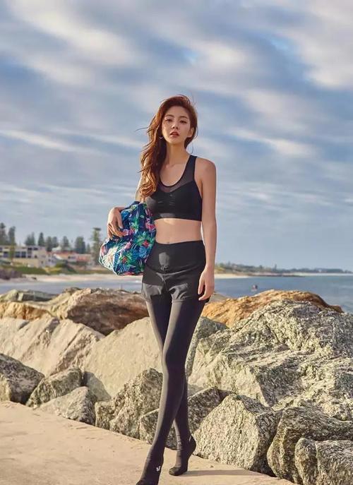 舒适又修身的打底裤，完美迎合美女的曲线身材！