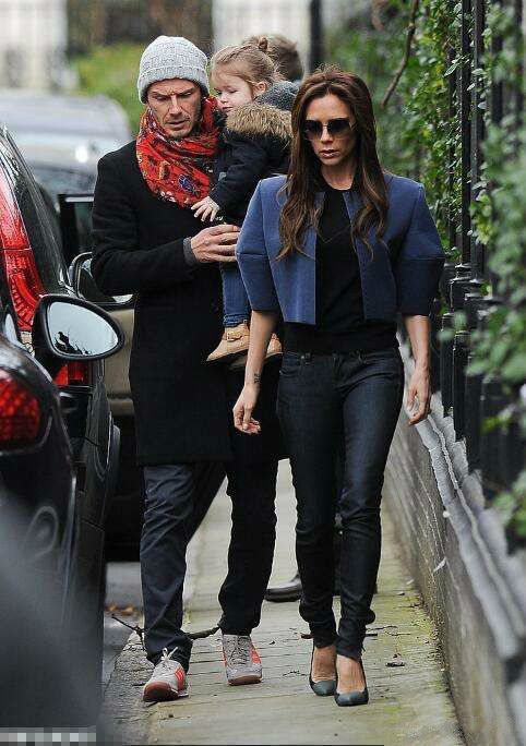 贝嫂穿礼服裙全靠勒来固定,网友:这样穿的不勒吗?难道不胸闷?