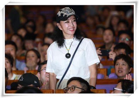 看米雪的近照，再看看62岁刘晓庆，终于知道保持少女心的重要性