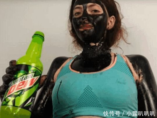 女子将面膜涂满全身, 过一会后，当要撕下时女子后悔不已啊