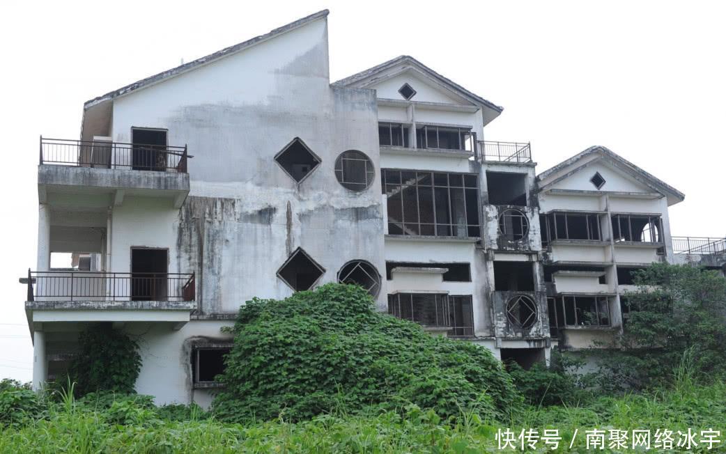 南宁20栋别墅搁置11年无人入住, 如今杂草丛生, 成当地鬼城, 可惜