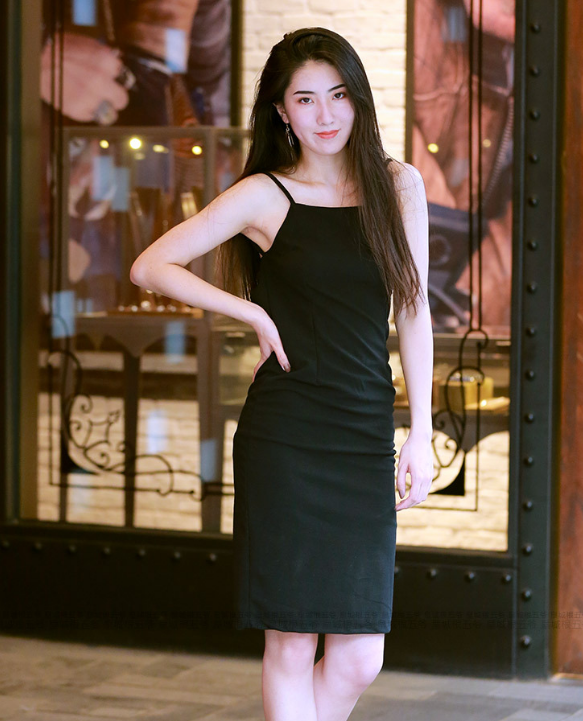 街拍：小姐姐身材较显露出香肩蛮腰，白皙的皮肤，特别的养眼！