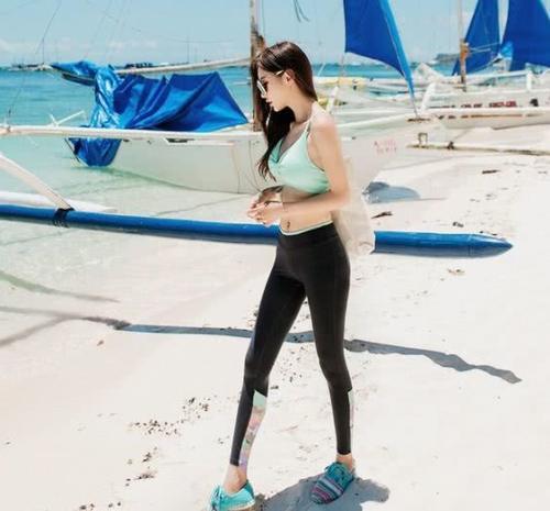 清新甜蜜的比基尼泳衣美女，成熟有韵味，显得美丽又大方！