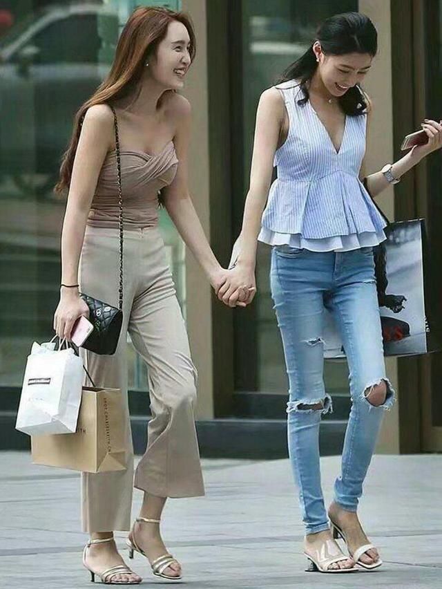 紧身牛仔裤搭配出来的效果，体现美女性感身材，展现优美的魅力