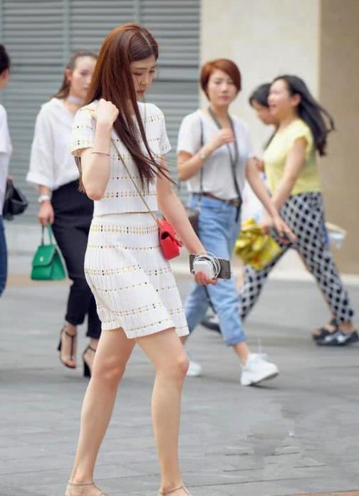 吊带|街拍:长发披肩的美女,身穿黑色的吊带连长裙,魅力十足
