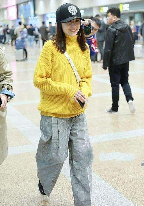 38岁董洁与42岁林心如, 同穿格子阔腿裤, 网友: 差别可真大!